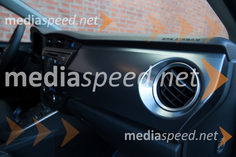 Toyota Auris Hybrid 1.8 VVT-i Sol, notranjostToyota Auris Hybrid 1.8 VVT-i Sol, mediaspeed test