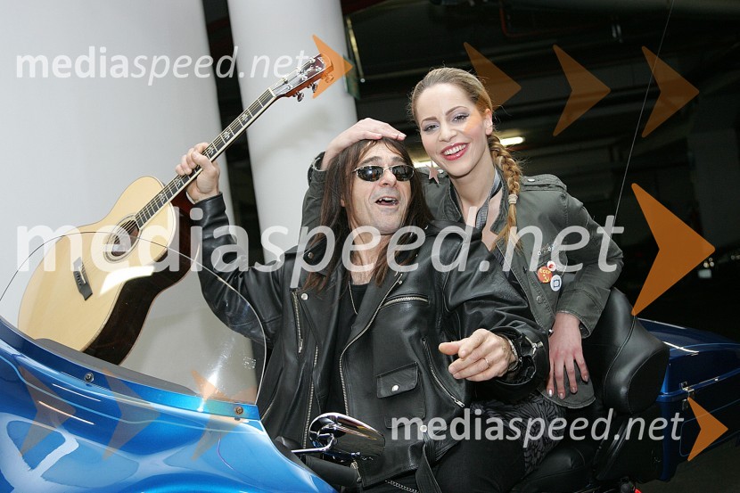 Dado Topić in Iva Gluhak, pevka skupine Dragonfly na Harleyu Ultra Classic Electra GlideDado Topić, zmagovalec Dore 2007
