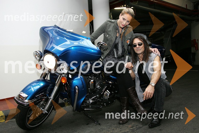 Iva Gluhak, pevka skupine Dragonfly in Dado Topić na Harleyu Ultra Classic Electra GlideDado Topić, zmagovalec Dore 2007