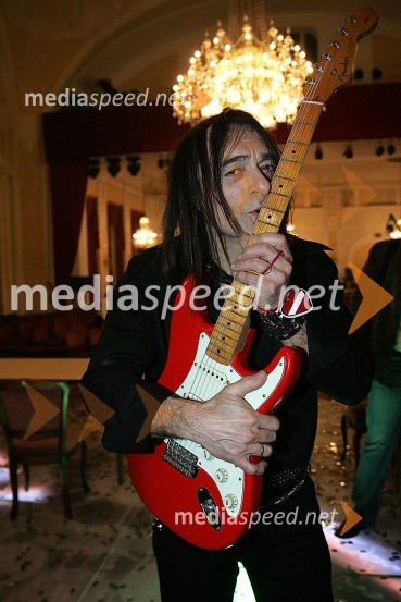 Dado Topić, zmagovalec Dore 2007Dado Topić, zmagovalec Dore 2007