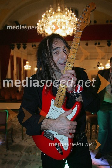 Dado Topić, zmagovalec Dore 2007Dado Topić, zmagovalec Dore 2007