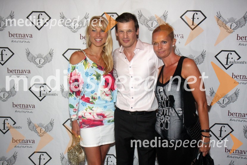 Vesna Jankovič; Jurij Bradač, igralec ter maneken; Petra Majcen, manekenkaJurij Bradač, zabava ob rojstnem dnevu