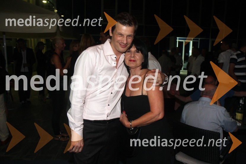 Jurij Bradač, igralec ter maneken z mamoJurij Bradač, zabava ob rojstnem dnevu