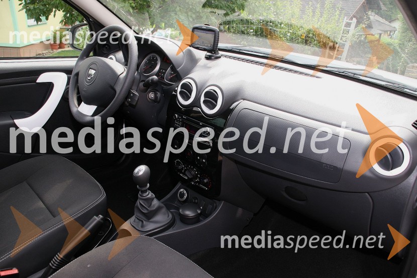 Dacia Duster Extreme 1.5 dCi 4X4, notranjostDacia Duster Extreme 1.5 dCi 4X4, mediaspeed test
