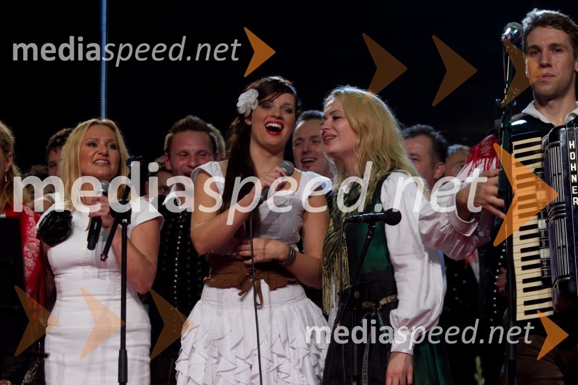 Nuša Derenda, pevka; Barbara Žerjav, članica ansambla Donačka; Aleksandra Križan, pevkaFestival Avsenik 2013, slovenski dan