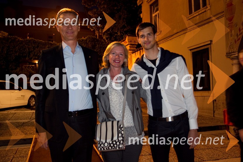 Dr. Igor Lukšič, nekdanji minister; dr. Marta Macedoni Lukšič, pediatrinja; Benjamin LukšičVlado Kreslin, tradicionalni koncert v Križankah