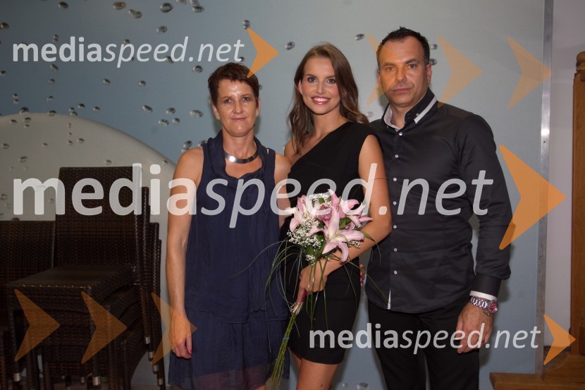 Rossita; Sara Savnik; SilvoMiss Earth Slovenije 2013 je Nina Kos