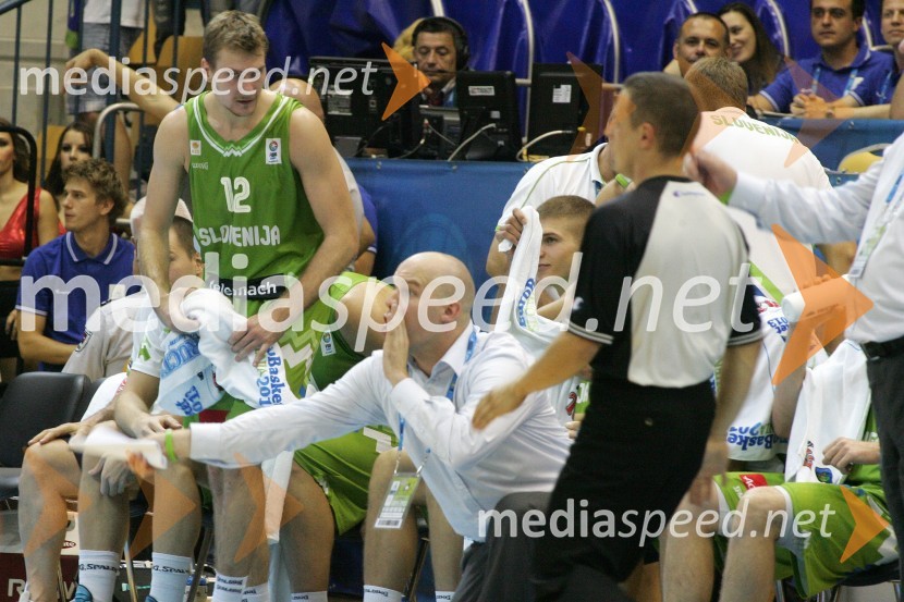 Zoran Dragić, košarkar;&nbsp;Chris&nbsp;Michael&nbsp;Thomas,&nbsp;videokordinator&nbsp;slovenske košarkarske reprezentanceEurobasket 2013, Slovenija – Gruzija