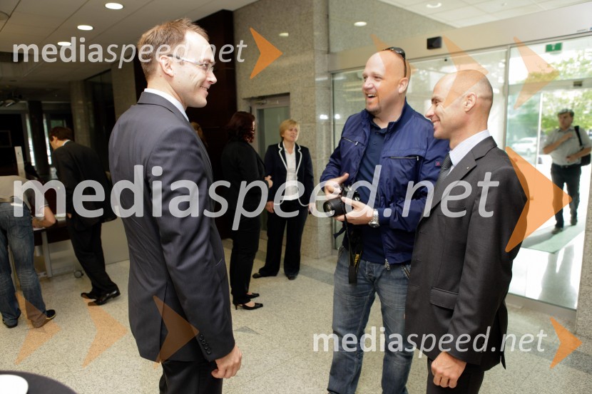 Rasto Oderlap, direktor podjetja Autocommerce d.o.o.; Peter Pirkovič, novinar; Andrej Bergant, direktor prodaje pri AutocommerceMercedes Benz S, slovenska predstavitev
