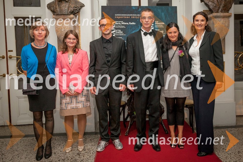 Darja Dominkuš, dramaturginja SNG Drama Ljubljana; Milana Simonič, 
marketing SNG Drama Ljubljana; Jernej Pristov, odnosi z javnostmi SNG Drama; Igor Samobor, direktor Drama SNG Ljubljana; Mihaela Trupi, vodja programa in 
organizatorka predstav SNG Drama Ljubljana;&nbsp;Ema Peruš, vodja abonmajev v SNG Drama LjubljanaBoris, Milena, Radko, premiera predstave v SNG Drama Ljubljana