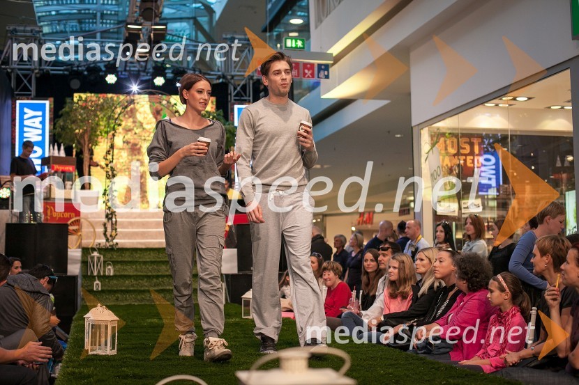 Manekenka in manekenJesenska modna revija v Cityparku