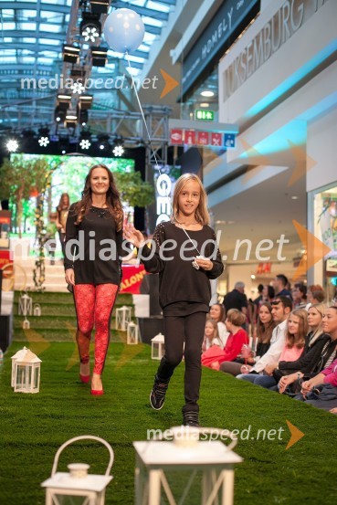 Mlada manekenkaJesenska modna revija v Cityparku