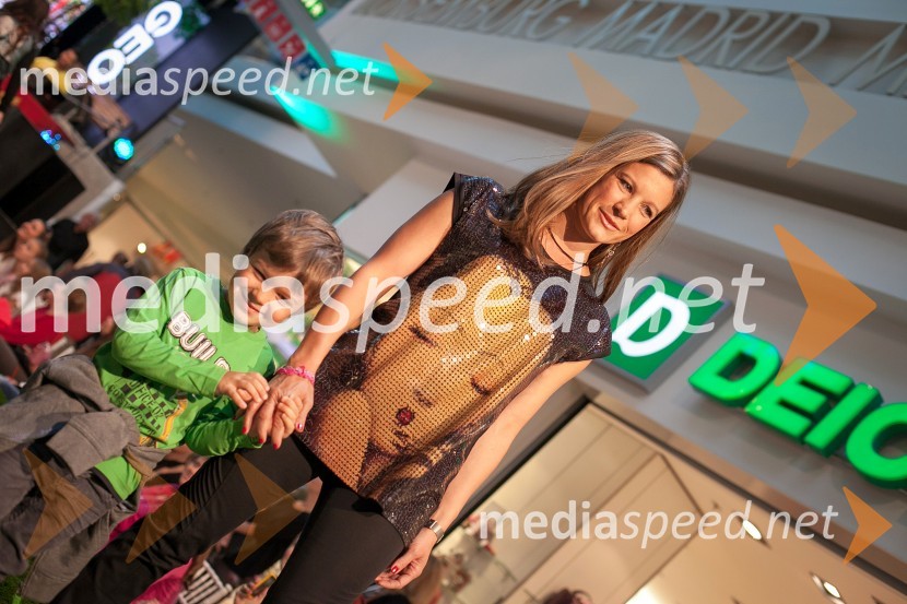 Mladi maneken in manekenkaJesenska modna revija v Cityparku