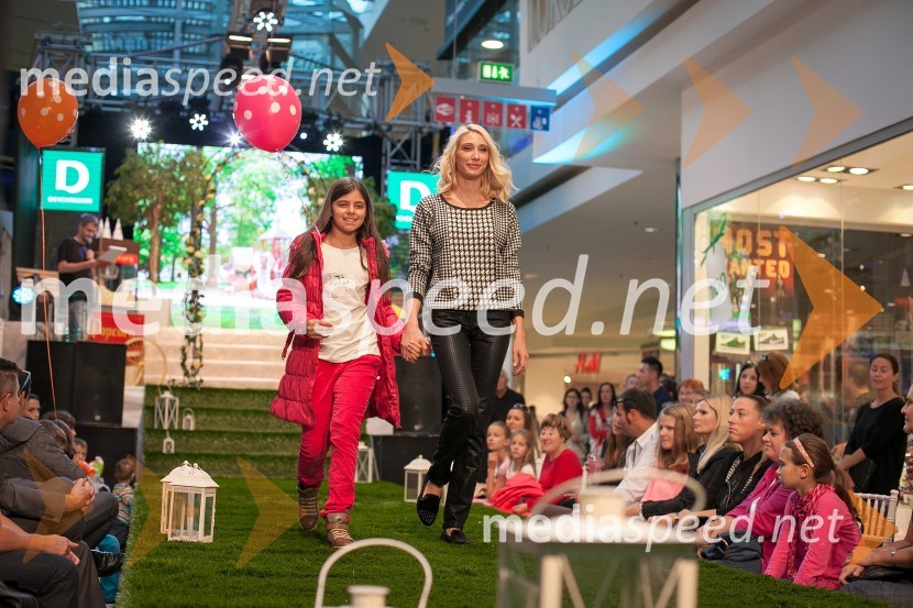 Mlada manekenka in manekenkaJesenska modna revija v Cityparku