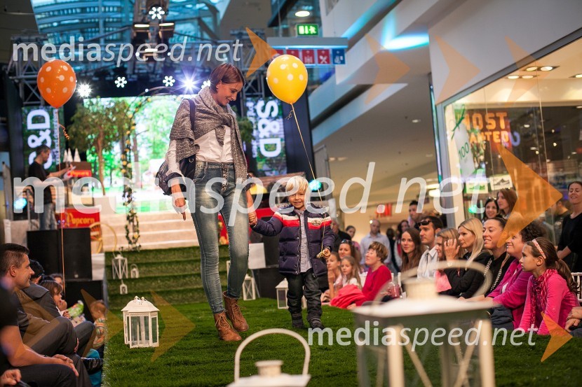 Manekenka in mladi manekenJesenska modna revija v Cityparku