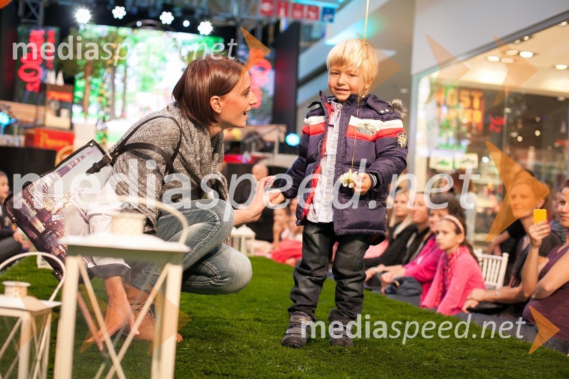 Manekenka in mladi manekenJesenska modna revija v Cityparku