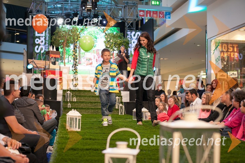 Mladi maneken in manekenkaJesenska modna revija v Cityparku