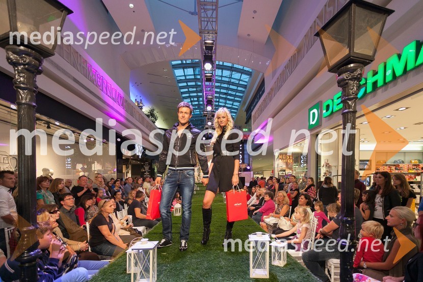 Maneken in manekenkaJesenska modna revija v Cityparku