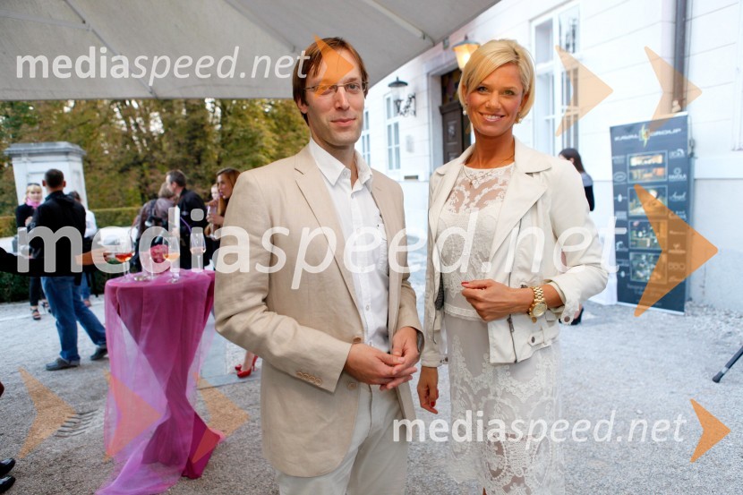 Dr. Krešimir Božikov, plastični kirurg; Nina Orel, podjetje TomideliPrva obletnica centra Estetika Medartis