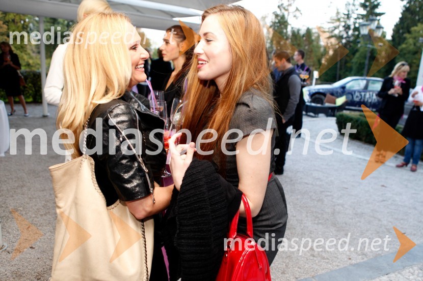 Nuša Derenda, pevka; Maja Martina Merljak, igralkaPrva obletnica centra Estetika Medartis