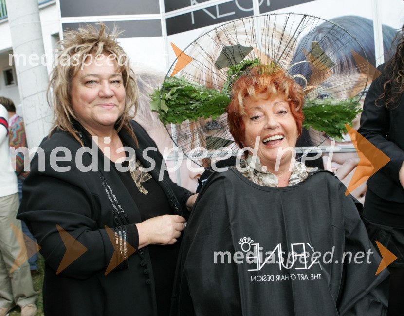 Frizerka (levo) in Bernarda Jeklin, nekdanja urednica JaneLady piknik