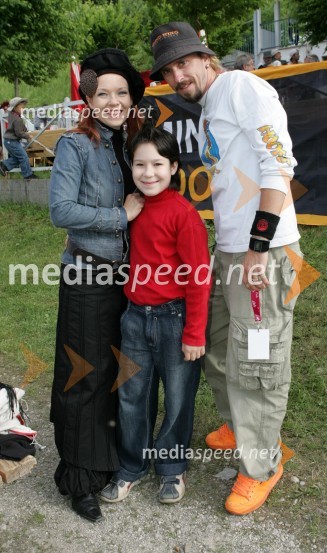 Pevka Regina Kogoj s sinom in pevec Marjan NovinaLady piknik