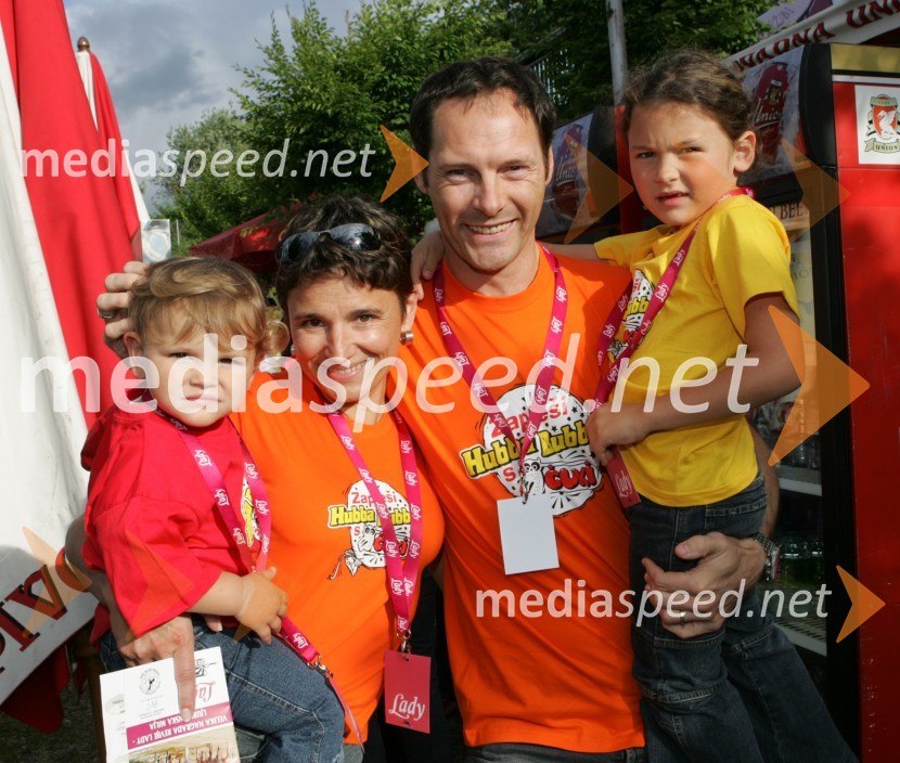 Jože Potrebuješ, pevec skupine Čuki z ženo Andrejo in hčerkamaLady piknik