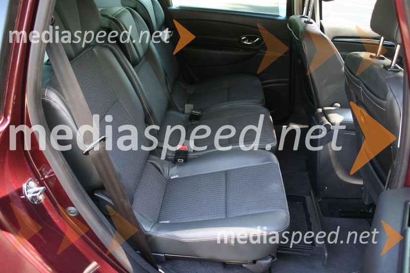 zadaj so trije ločeni sedežiRenault Scenic 1.5 dCi 110 Energy Dynamique, mediaspeed test