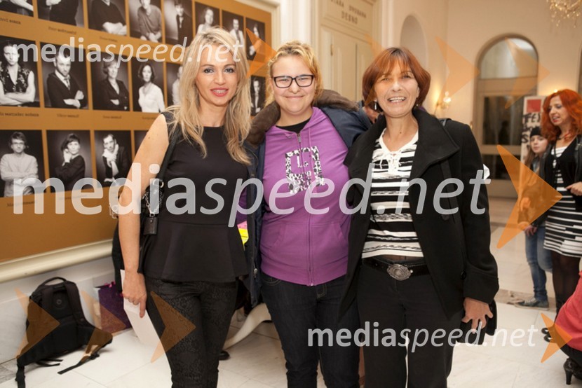 Lidija Šestak Zorič, predsednica društva Sonček; Špela Mihelin; Gabi MihelinRazstava src, gledališka predstava