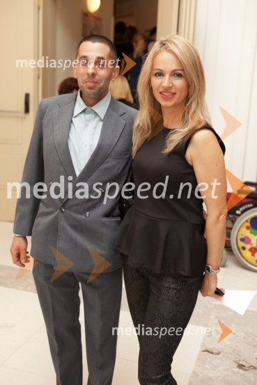 Oskar Babič;&nbsp;Lidija Šestak Zorič, predsednica društva SončekRazstava src, gledališka predstava