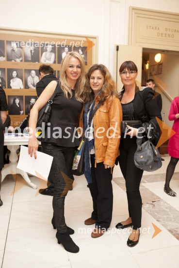 Lidija Šestak Zorič, predsednica društva Sonček; Nataša Meznarič, Nova KBM; Nataša Hutter, učiteljicaRazstava src, gledališka predstava