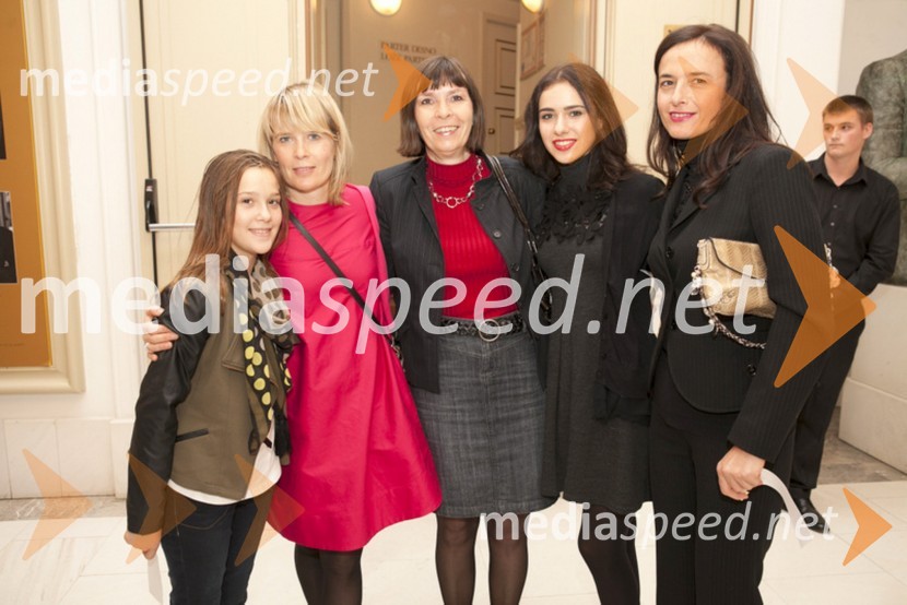 Maša Perc; mama Lucija Gorišek Perc; Alja Kirbiš,  Terme Maribor; Chiara Jandl; njena mama Sabina Kisilak, Salon čevljev KisilakRazstava src, gledališka predstava