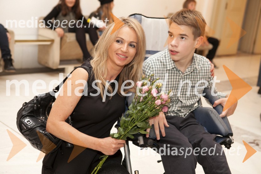Lidija Šestak Zorič, predsednica društva Sonček; Domen GojčičRazstava src, gledališka predstava