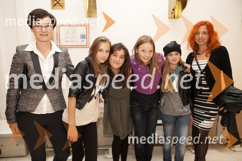 Jasna Grmovšek, Pošta Slovenije; Ena; Lara; Živa; Daša; Nela Bejat Krajnc, učiteljica angleščineRazstava src, gledališka predstava