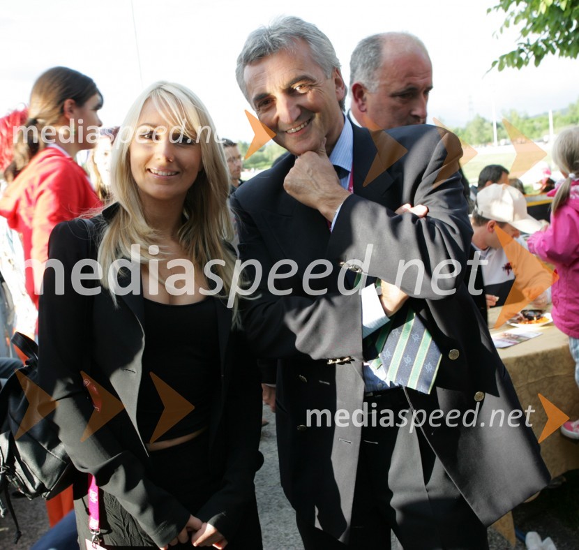 Pevka Saša Lendero in Peter Verbič, predsednik strokovnega sveta za šport pri AMZSLady piknik