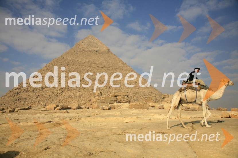 Keopsova piramida v Gizi s stražarjemEgipt