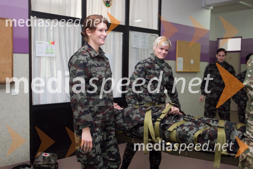 Nuša Rajher, taekwandooistka; Urška Žolnir, judoistkaVrhunski slovenski športniki na usposabljanju v vojski, Bohinjska Bela