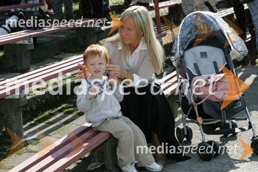 Melody - žena in Seth - sin avstralskega dirkača Jasona CrumpaSPEEDWAY, Speedway Grand Prix - VN Poljske 2005 trening