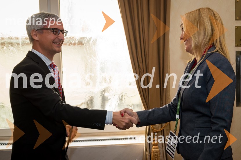 Dr.
Jernej Pikalo, minister za izobraževanje, znanost in šport; mag. Ajša 
Vodnik, izvršna direktorica Ameriške gospodarske zborniceU.S. – Slovenia Business Bridge, razvojna in investicijska konferenca, prvi dan