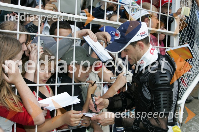 Piotr Protasiewicz, Poljska med deljenjem avtogramovSPEEDWAY, Speedway Grand Prix - VN Poljske 2005 trening