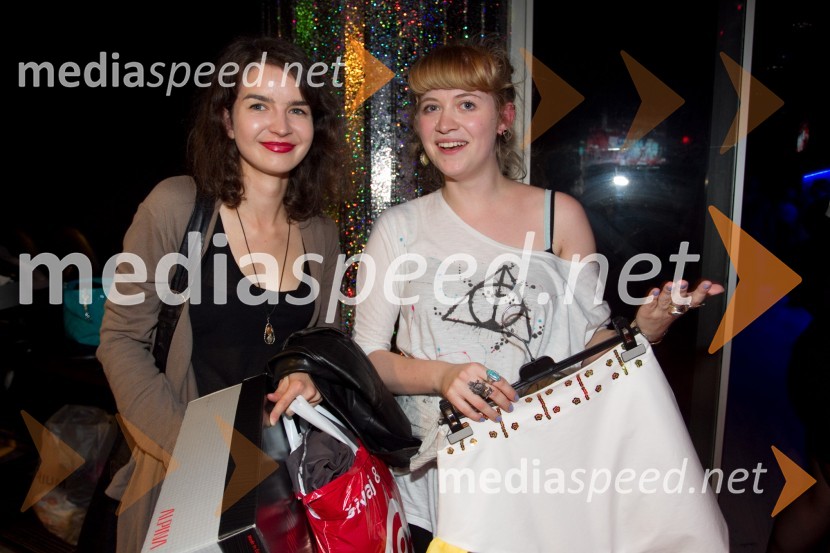 Nina Čehovin, oblikovalka; Katarina Šavs, oblikovalkaČokoladna modna revija Čokoljana