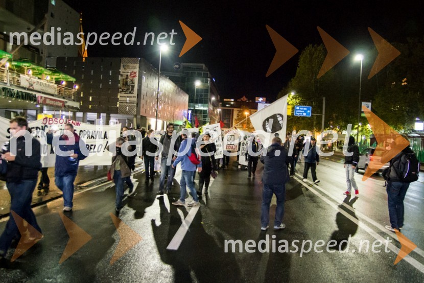 Protestanti so zaprli cesto na Titovem mostuProtesti proti vladi v Mariboru