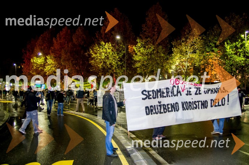 Protestanti so zaprli cesto na Titovem mostuProtesti proti vladi v Mariboru