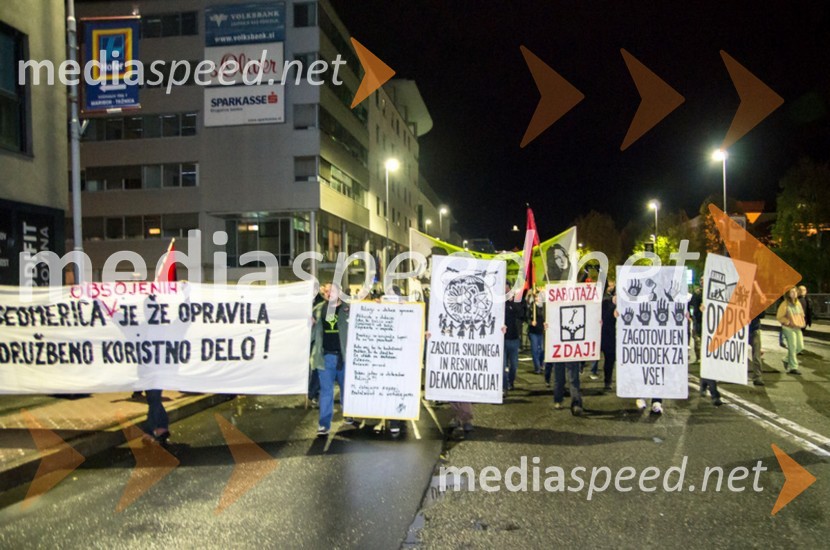 Protestanti so zaprli cesto na Titovem mostuProtesti proti vladi v Mariboru