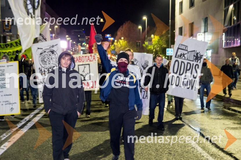 Protestanti so zaprli cesto na Titovem mostuProtesti proti vladi v Mariboru