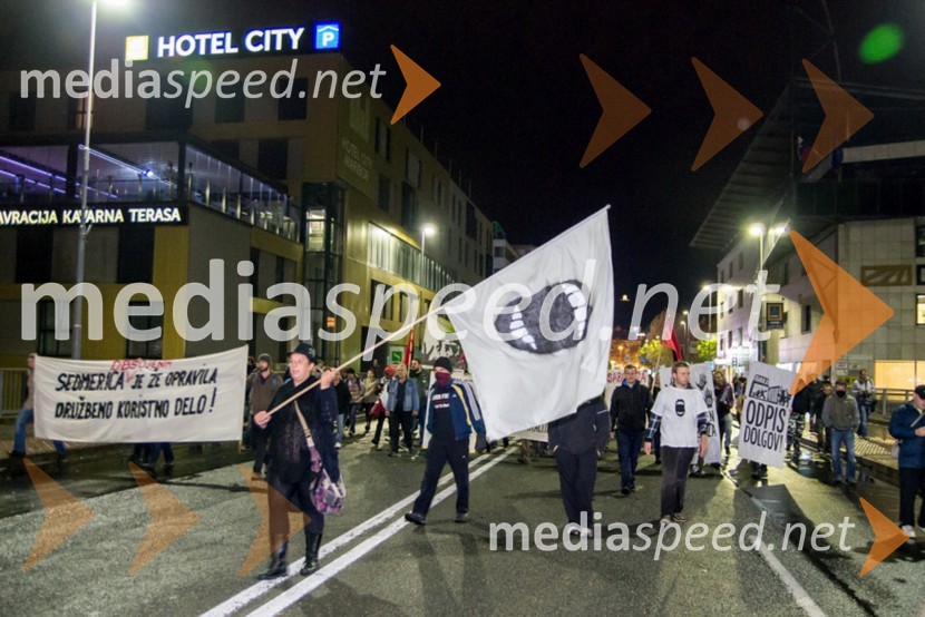 Protestanti so zaprli cesto na Titovem mostuProtesti proti vladi v Mariboru