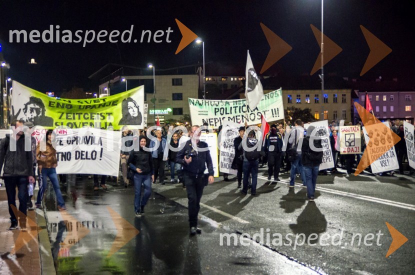 Protestanti so zaprli cesto na Titovem mostuProtesti proti vladi v Mariboru