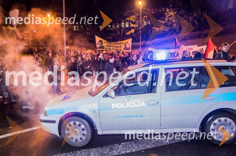 Pokvarjen policijski avtomobilProtesti proti vladi v Mariboru