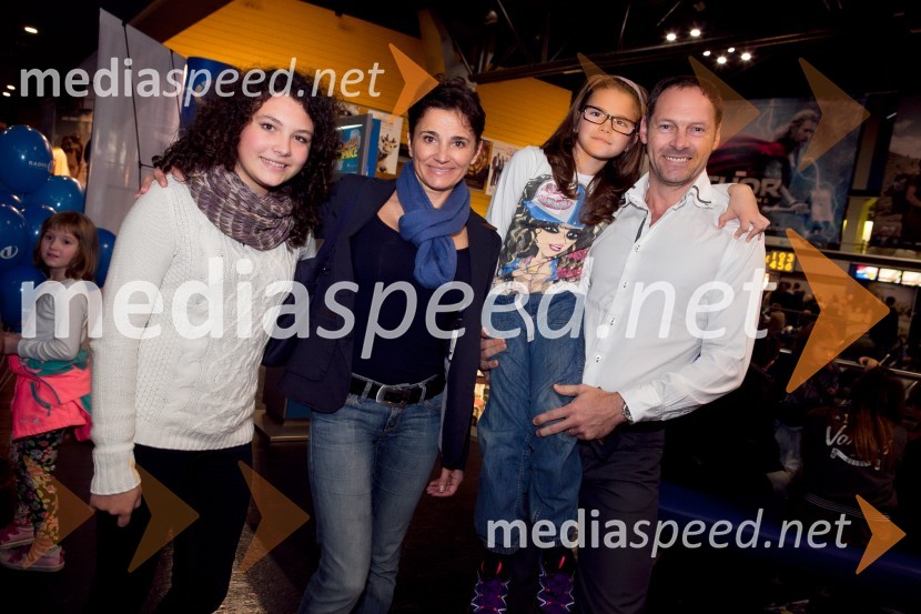 Petra Potrebuješ; Andreja Potrebuješ; Eva Potrebuješ; Jože Potrebuješ, pevecGremo mi po svoje 2, premiera filma