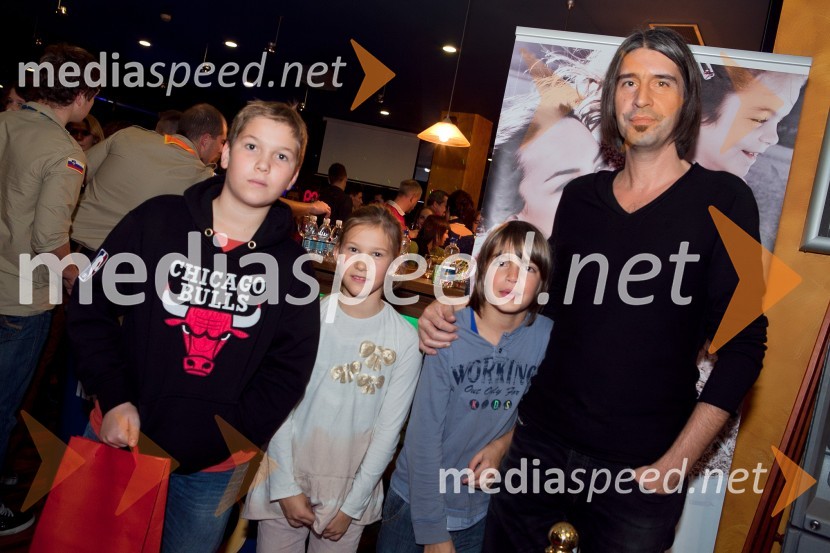 ...; ...; ... Alen Vitezič, pevec skupine Društvo mrtvih pesnikovGremo mi po svoje 2, premiera filma